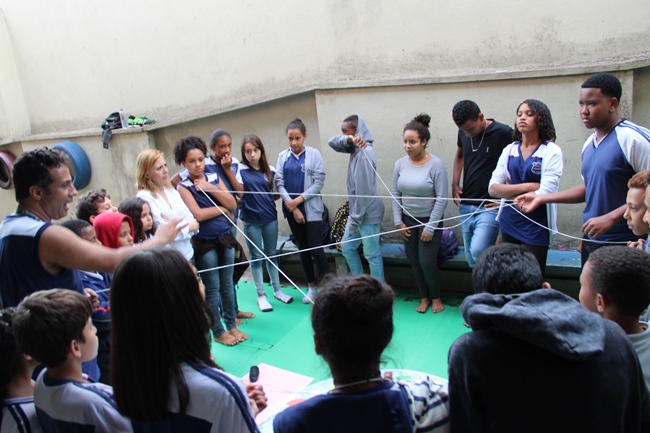 Jogo do Novelo de Lã forma uma teia que representa as palavras positivas compartilhadas durante a conversa no círculo. Foto: Franciele Xavier (SEE/MG)